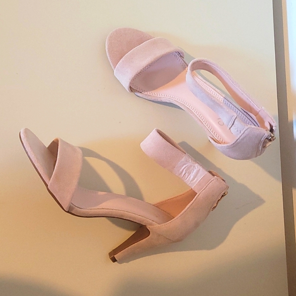 Pink heels (size 7)